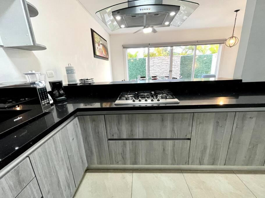 Hébergement de vacances 3br Beautiful House With Pool Close To The Beach! *